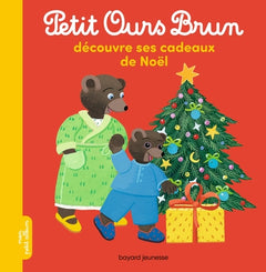 Petit ours brun découvre ses cadeaux de Noël