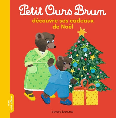Petit ours brun découvre ses cadeaux de Noël