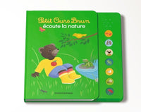 Petit ours brun écoute la nature