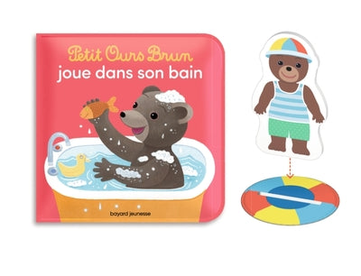 Petit ours brun joue dans son bain
