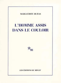 L'homme assis dans le couloir