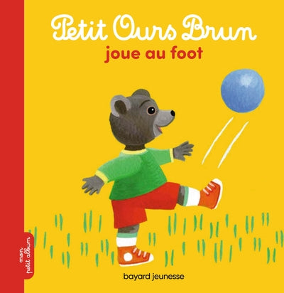 Petit ours brun joue au foot