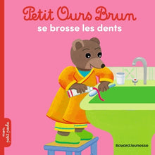 Petit ours brun se brosse les dents