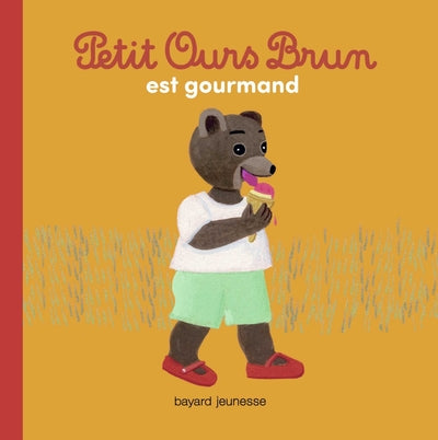 Petit ours brun est gourmand