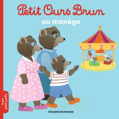 Petit ours brun au manège