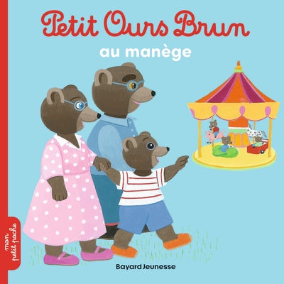 Petit ours brun au manège