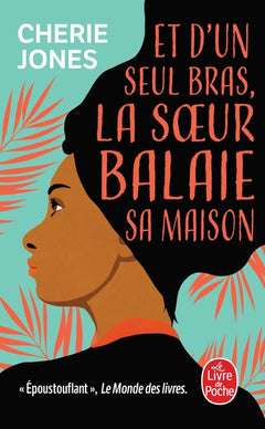 Et d'un seul bras, la sœur balaie sa maison