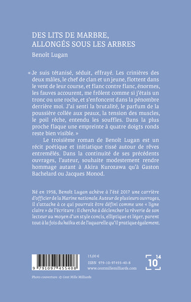 Des lits de marbre allongés sous les arbres