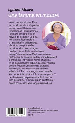 Une femme en mauve