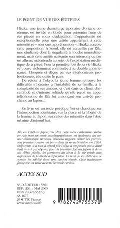 Poissons nageant contre les pierres