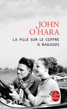 La fille sur le coffre à bagages