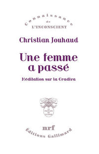une femme a passé