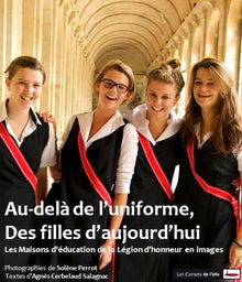 Au-delà de l'uniforme des filles d'aujourd'hui