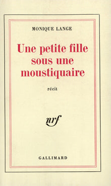 Une petite fille sous une moustiquaire