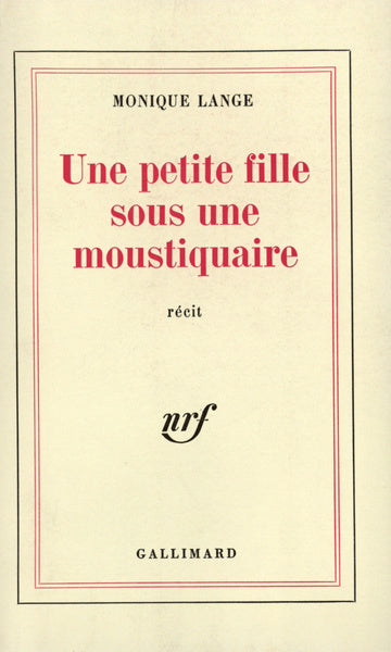 Une petite fille sous une moustiquaire