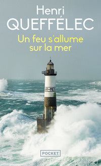 Un feu s'allume sur la mer