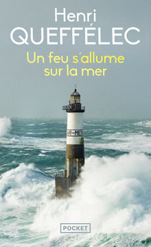 Un feu s'allume sur la mer