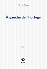 À gauche de l'horloge