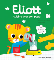 Eliott cuisine avec son papa