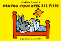 Trotro joue avec ses pieds