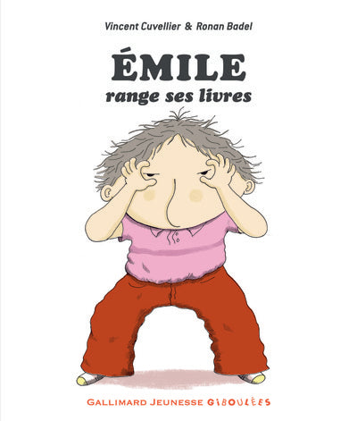 Émile range ses livres