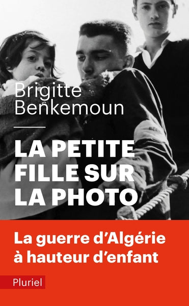 La petite fille sur la photo