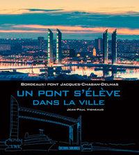 Un pont s'élève dans la ville