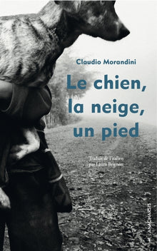Le chien, la neige, un pied