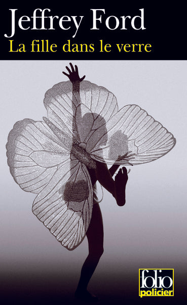 La fille dans le verre